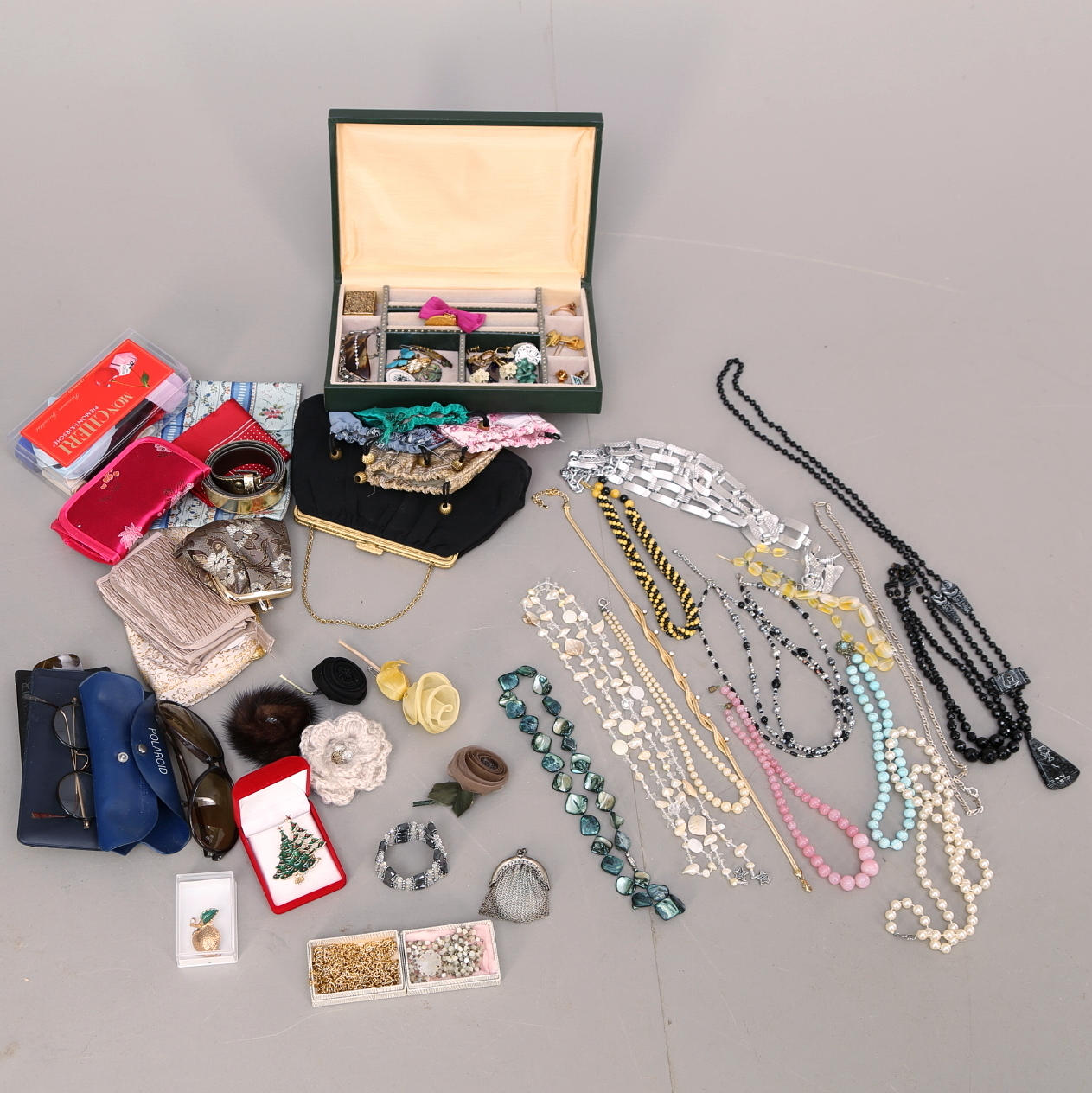 PARTI BIJOUTERIER, div halsband, broscher mm.