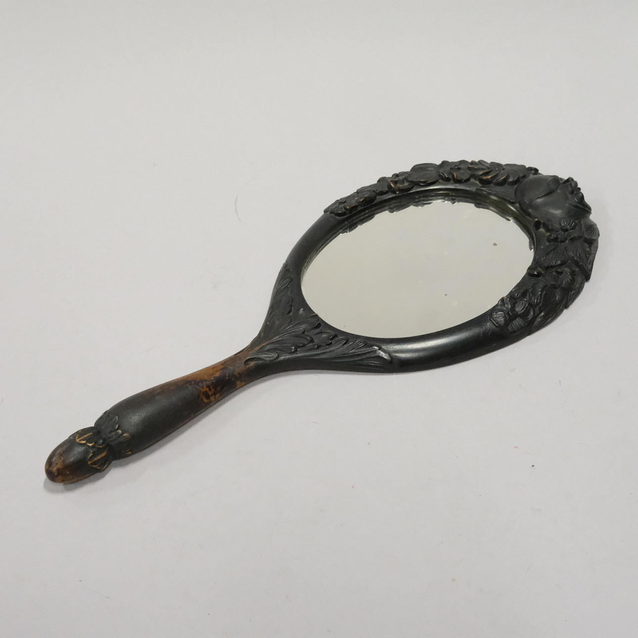 HÅNDSPEJL. SKÆRE TRÆ. OMKRING 1900.