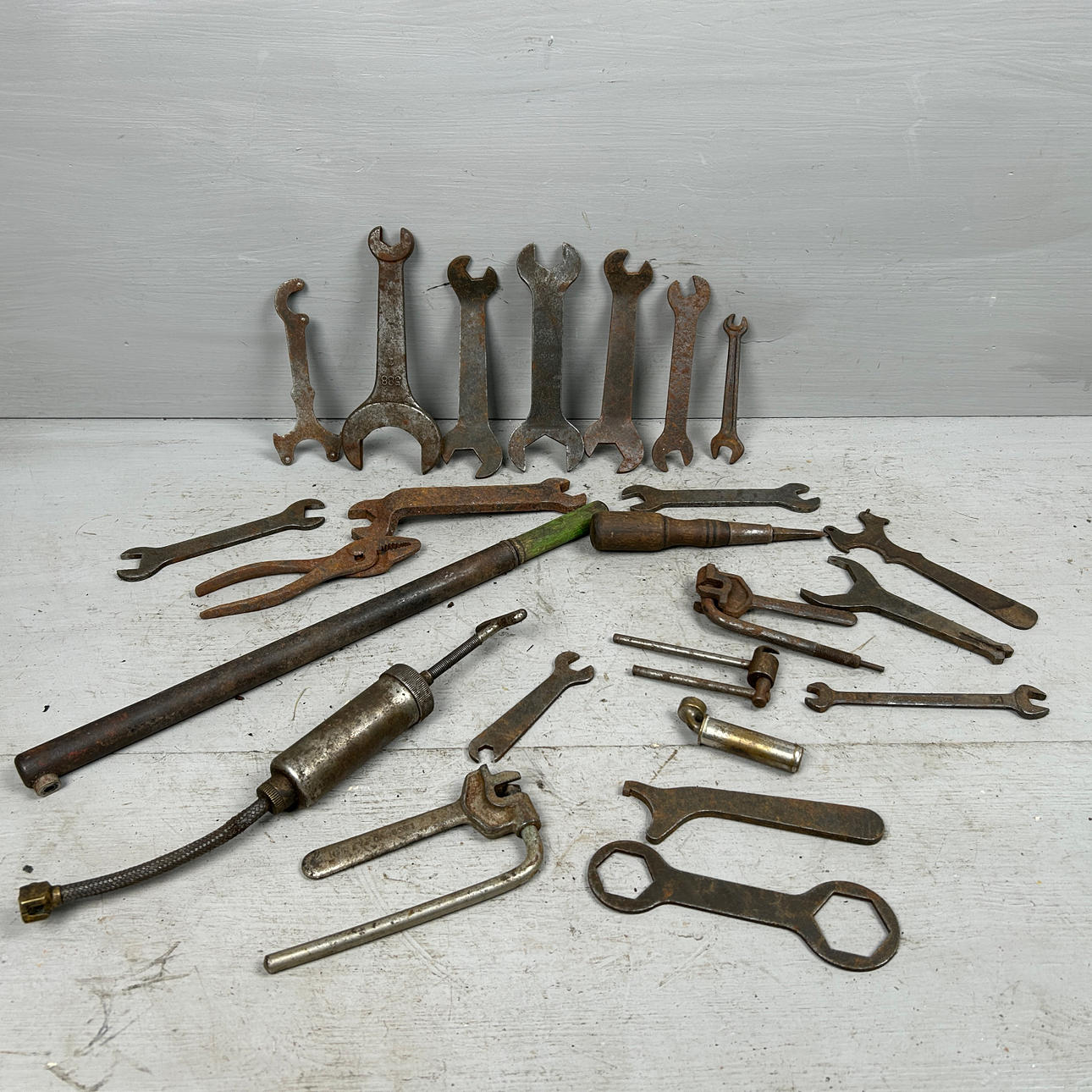 Tool set, older motorcycle, incl. Harley Davidson, 1920s.