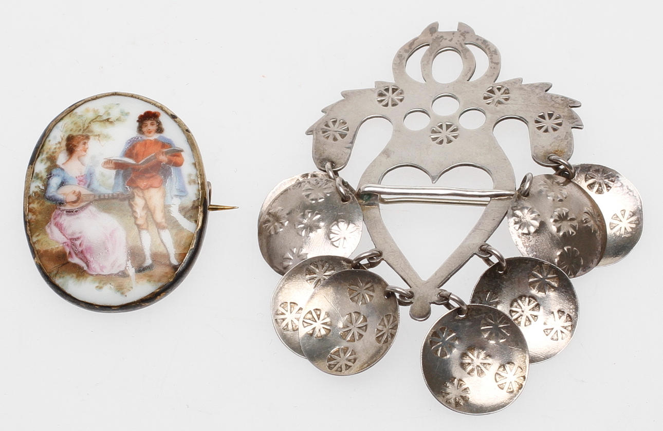DRÄKTSMYCKE, brosch, silver, Linköping 1933, BROSCH, silver och porslin, Linköping 1948.
