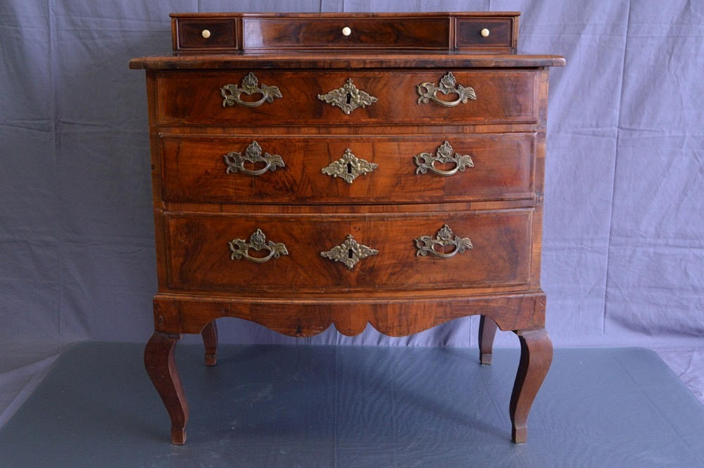 BYRÅ, barock, valnöt Dresden, 1700-talets slut.