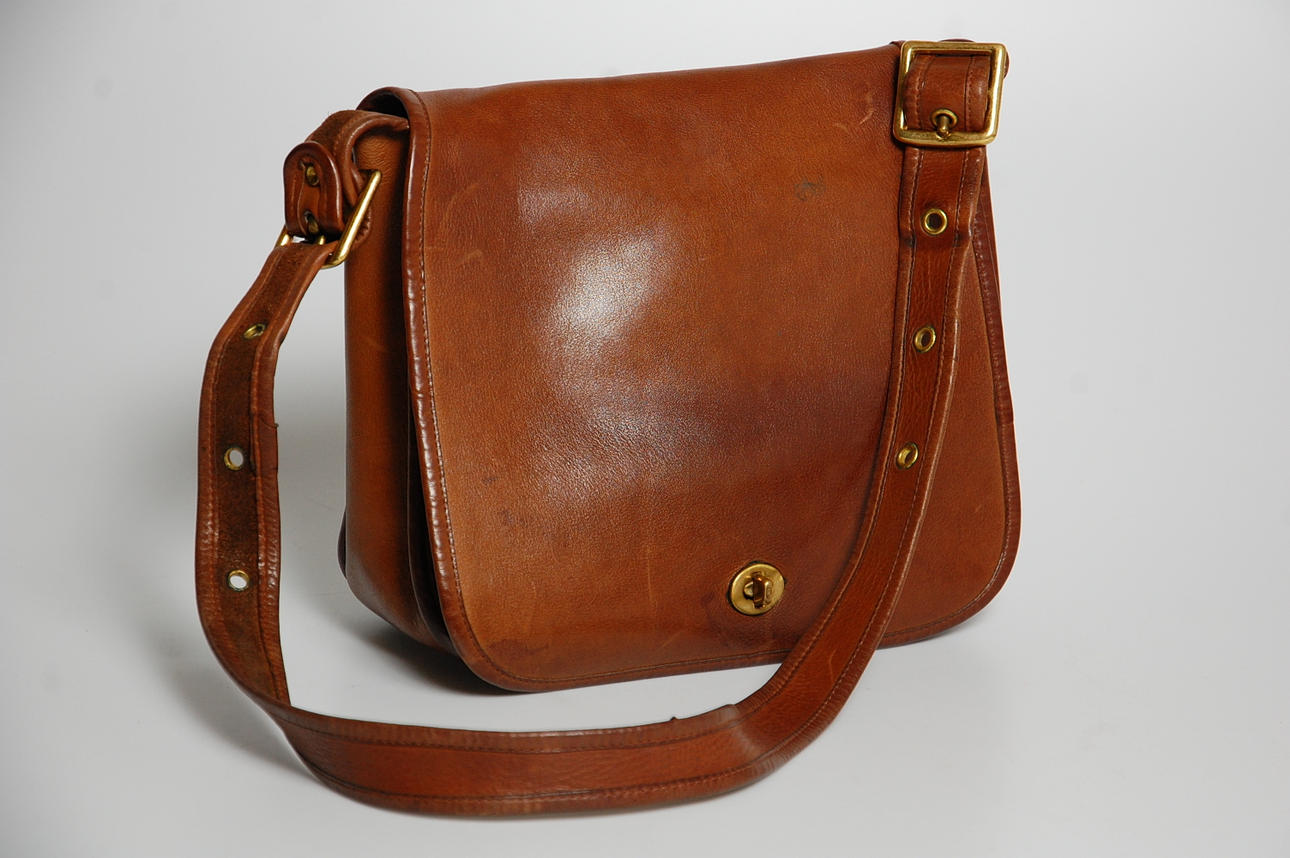 AXELVÄSKA, sadelmodell, skinn, " Coach ".