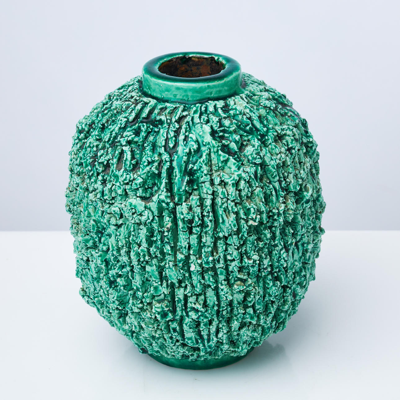 GUNNAR NYLUND. VAS, s.k. igelkottvas, chamotte, lysterglasyr, Rörstrand.