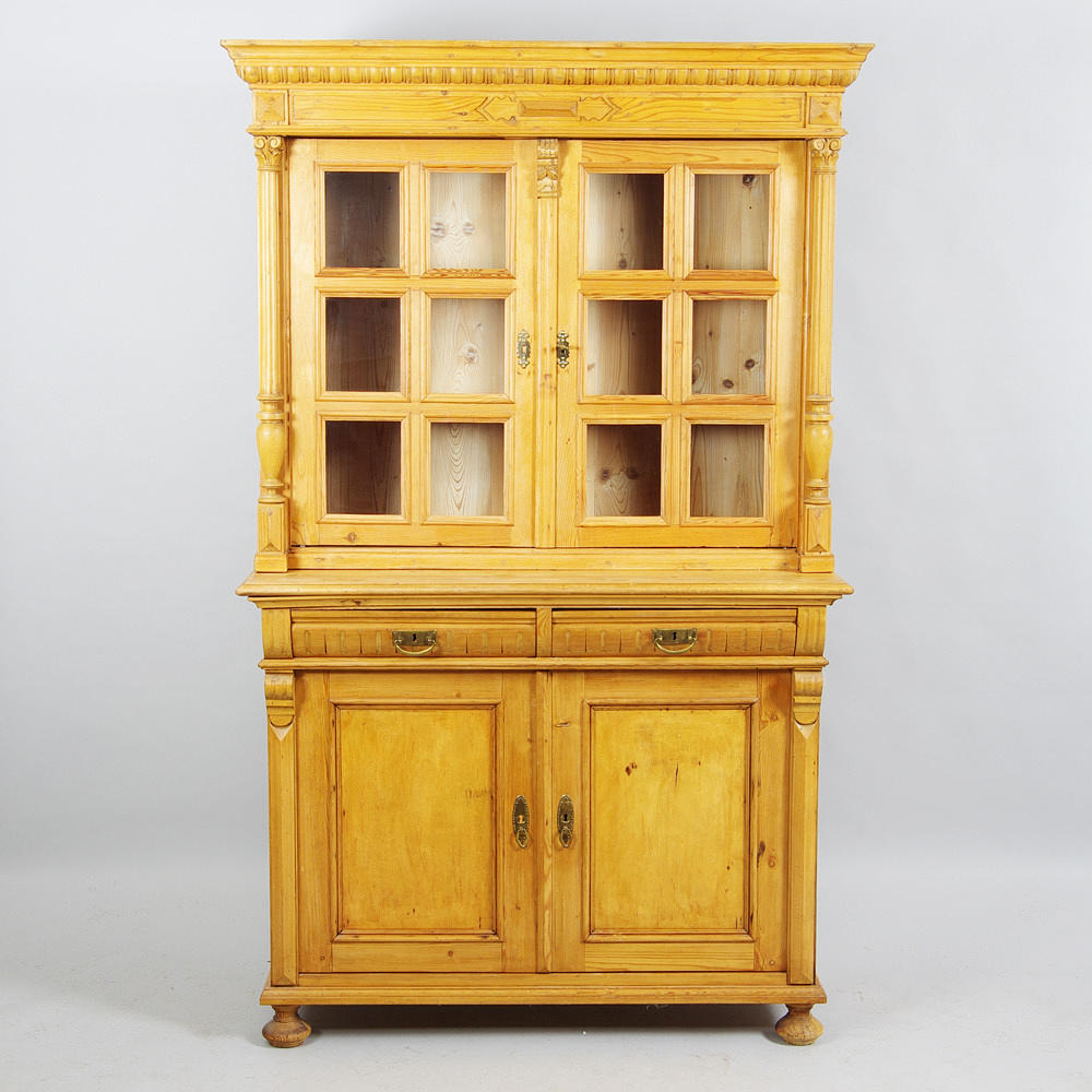 SKÄNK MED VITRINÖVERDEL, fur, nyrenässans, sent 1800-tal.