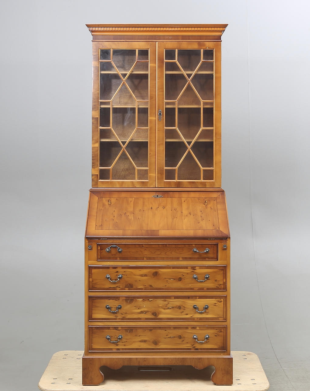 SKRIVSKÅP, engelsk stil, 1900-talets andra hälft.