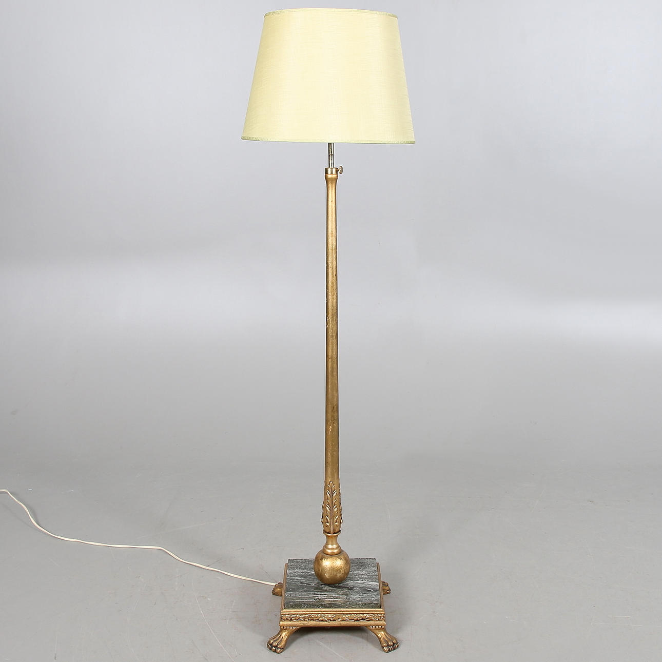 GOLVLAMPA med sockel i MARMOR. Empirstil, 1900-tal.
