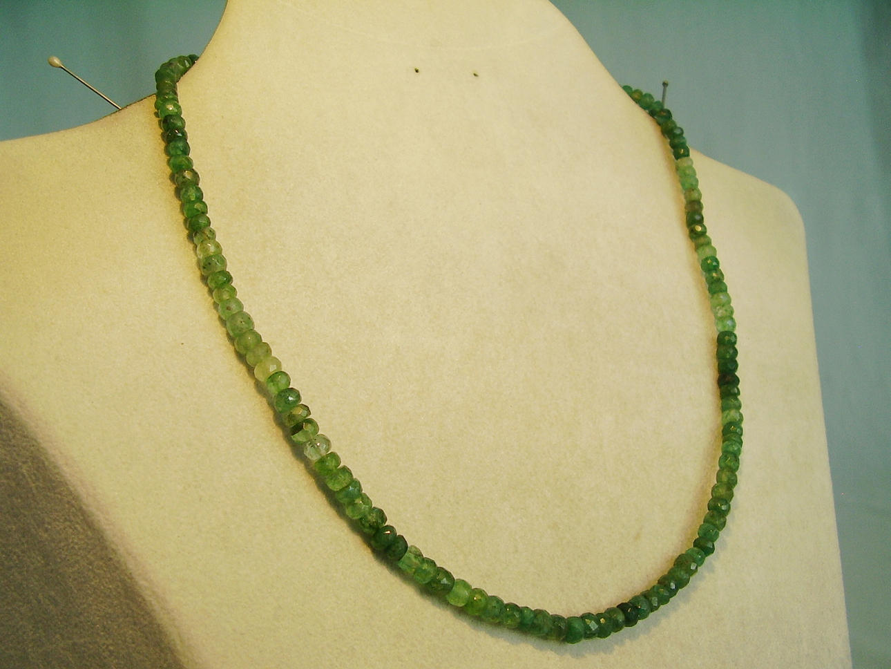 EMERALD COLLIER, 65 karat.