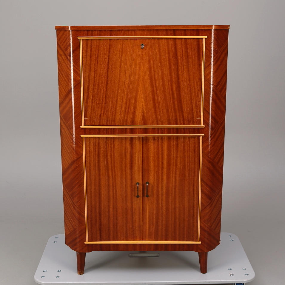 HÖRNBARSKÅP, 1900-talets mitt.