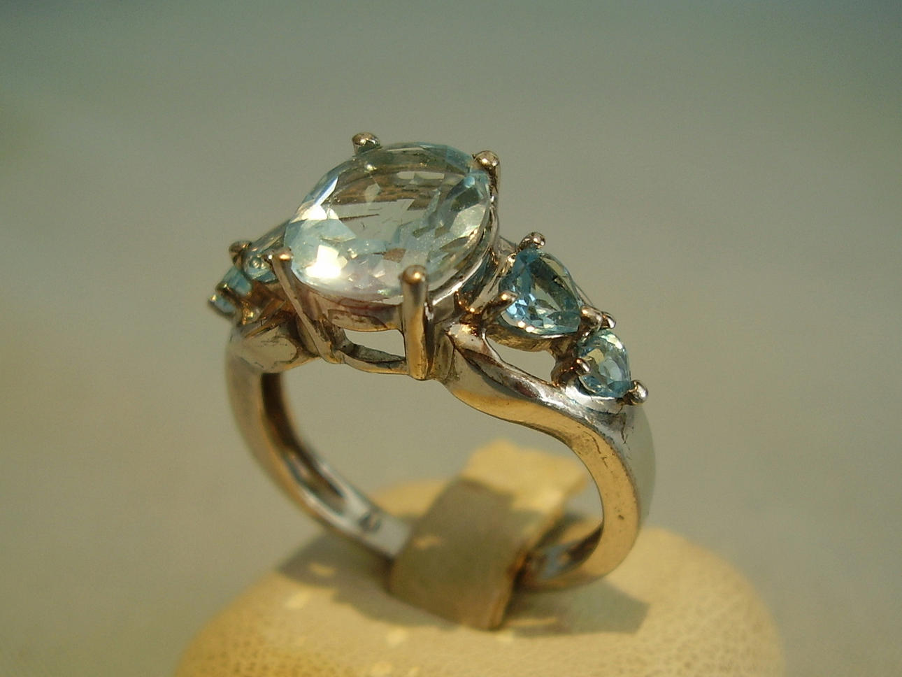RING, med blå topaser tillagda 4,3 karat.