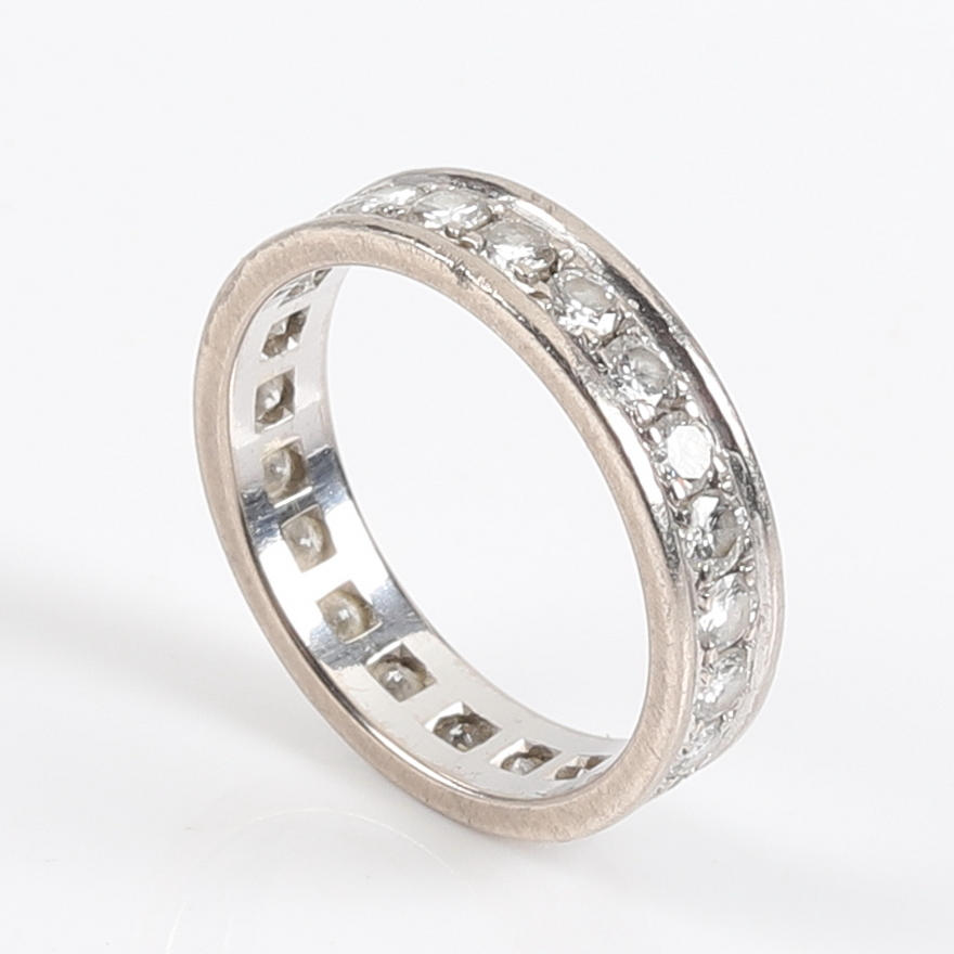 HELALLIANSRING, 18K vitguld, Briljanter 1,10 ct.