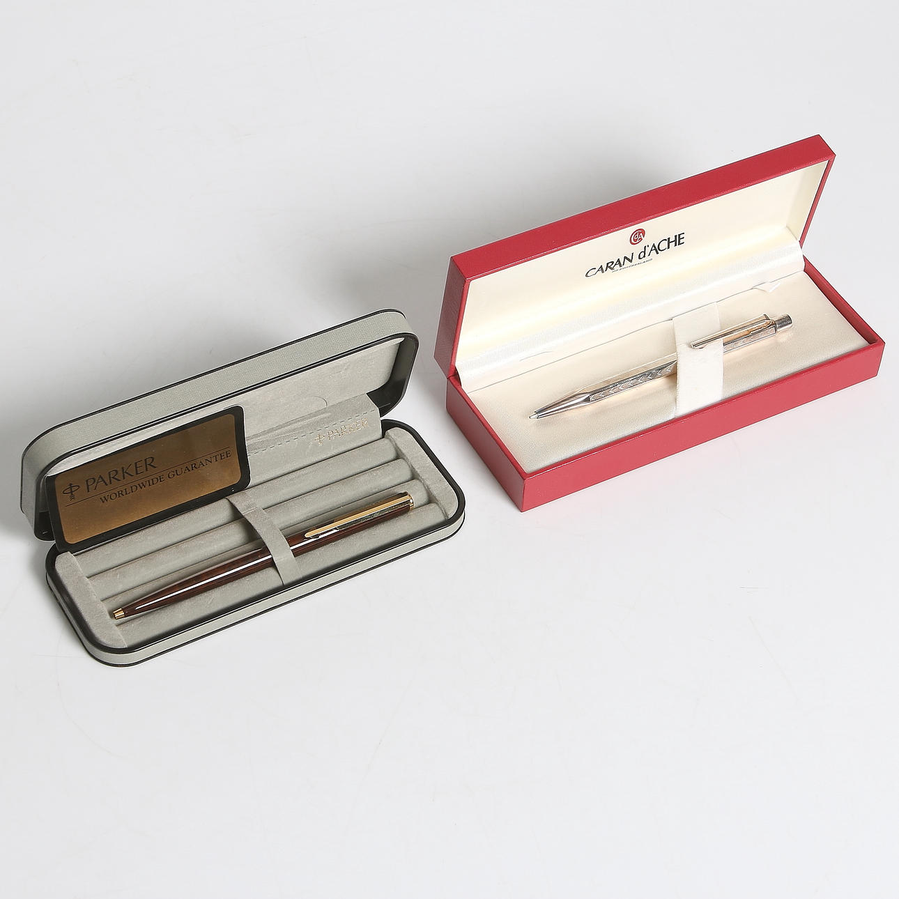 PENNOR, 2 st, Parker, Caran dÁCHE, emalj. 1900-tal.