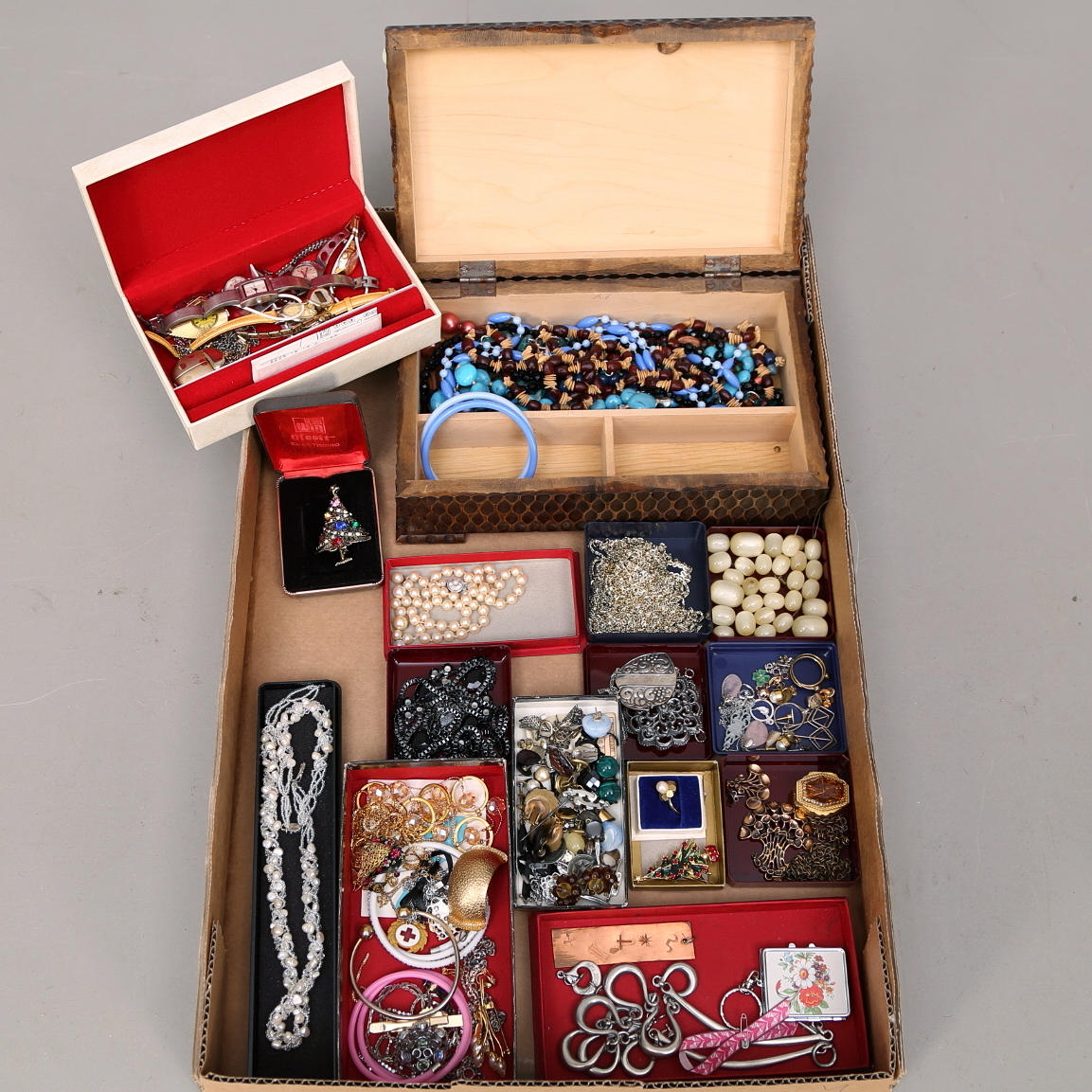 BIJOUTERIER, halsband, armband, broscher, damur, smyckeskrin.