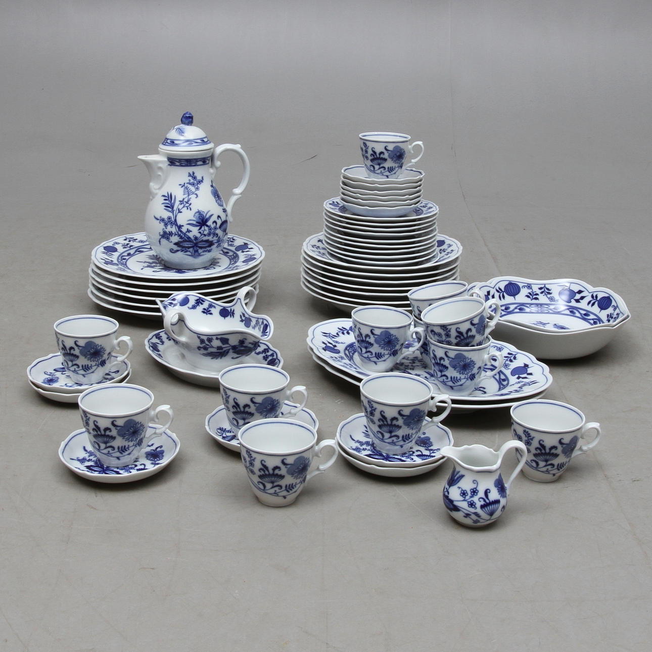 MATSERVIS, ca 40 delar, porslin, "Lökmönstret", Bavaria, Gremany, 1900-tal.