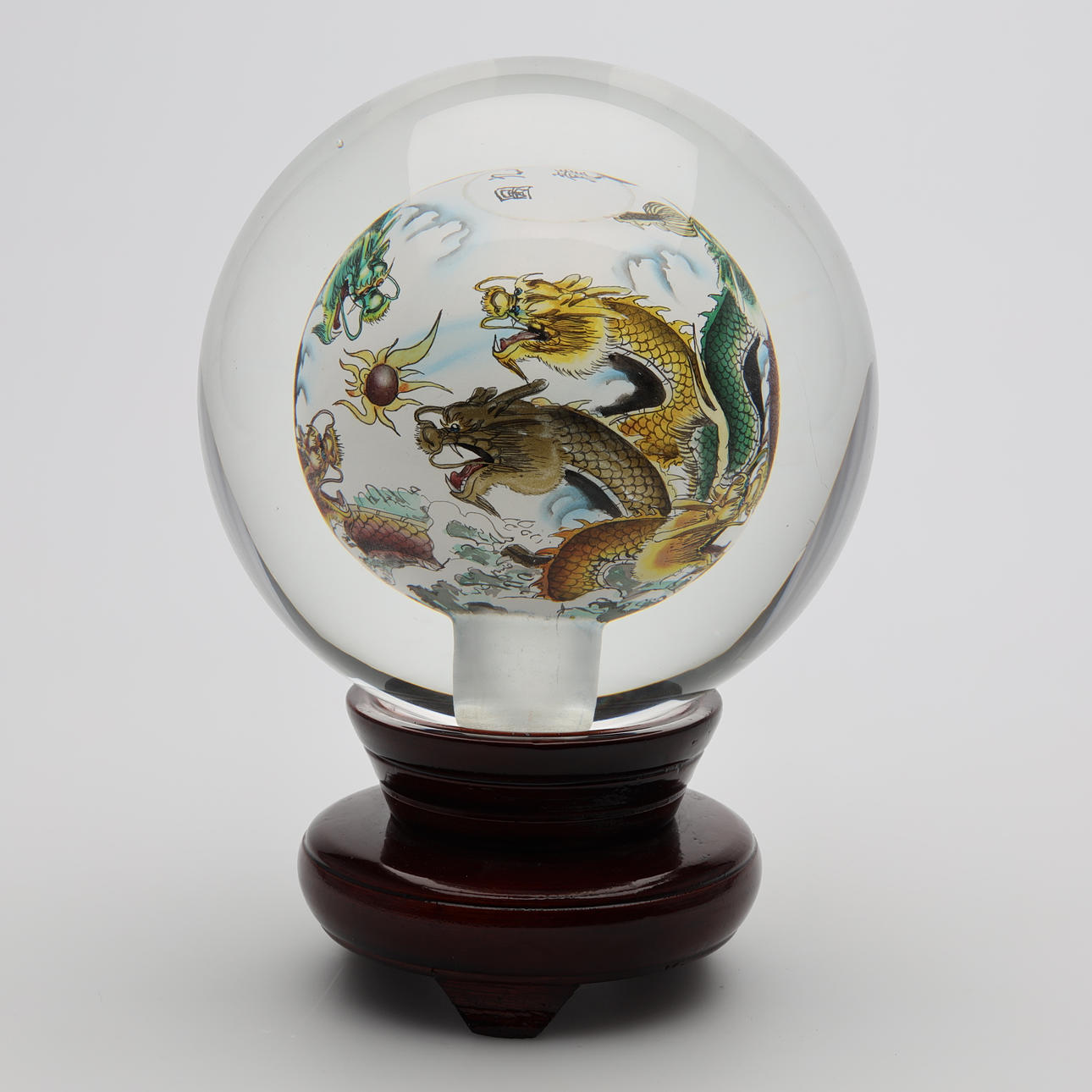 GLASKUGEL mit Holzsockel, innen bemalt, China.