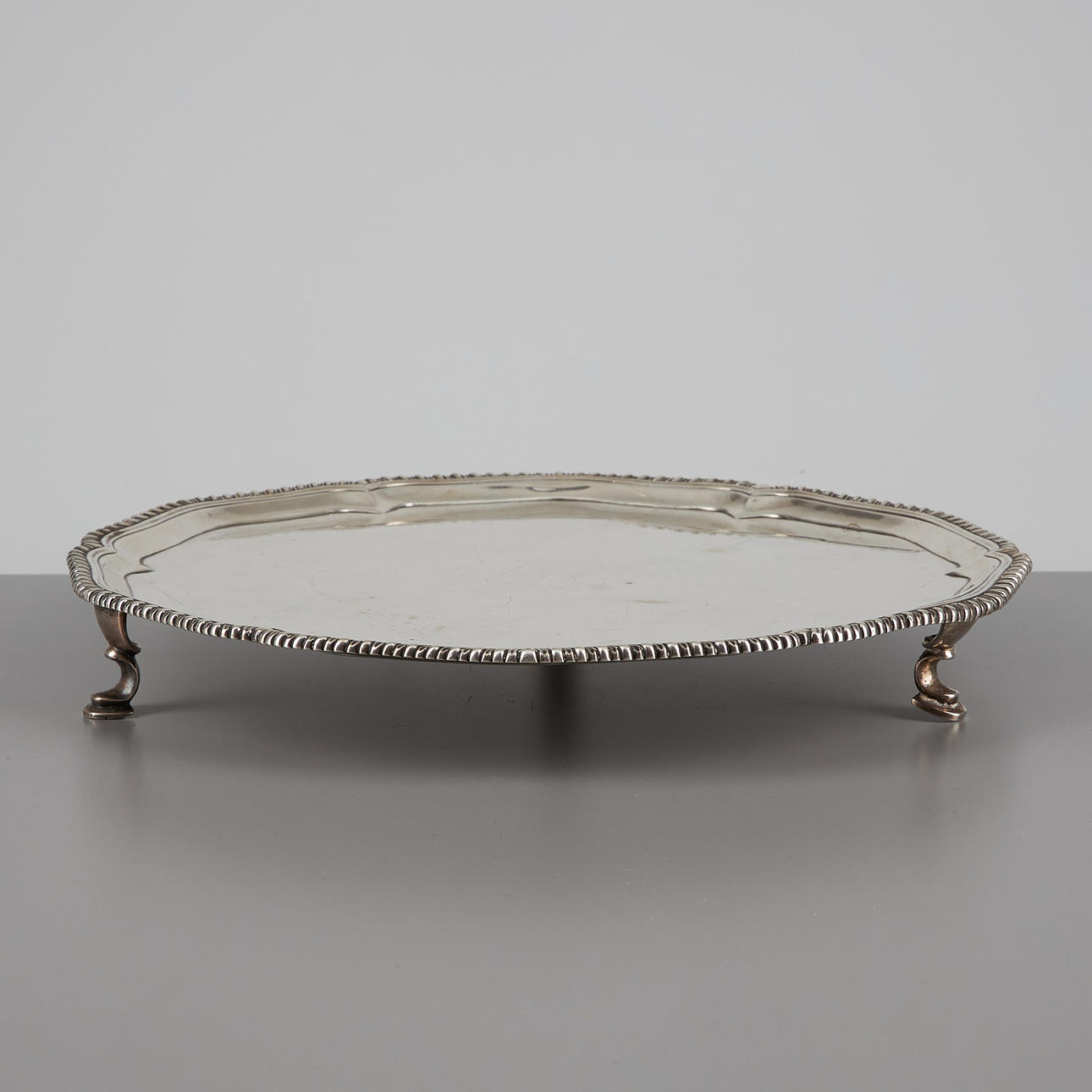 Ein silbernes Tablett von J. Carter, London 1771.