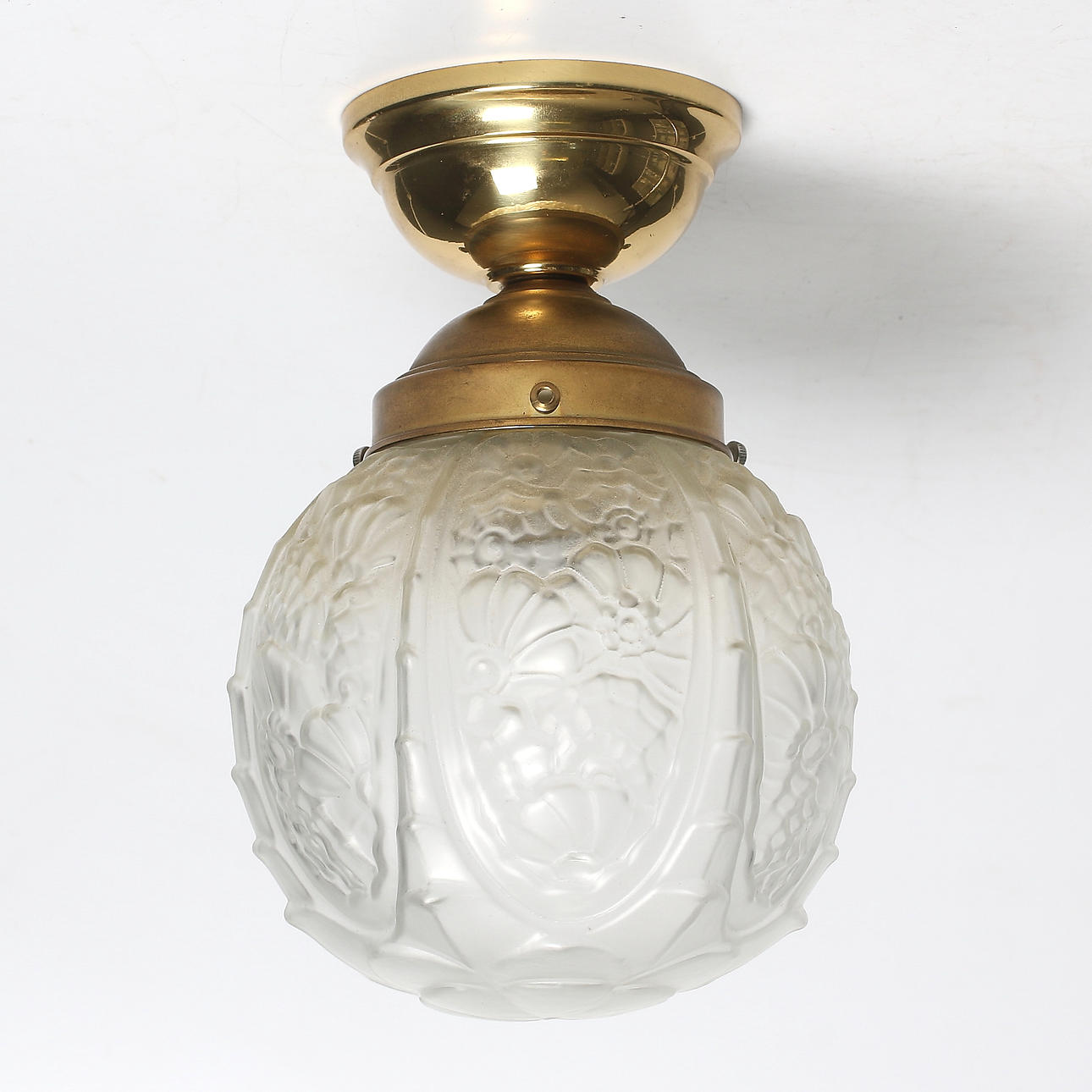 TAKLAMPA, klotmodell, glas samt mässing. 1900-tal.