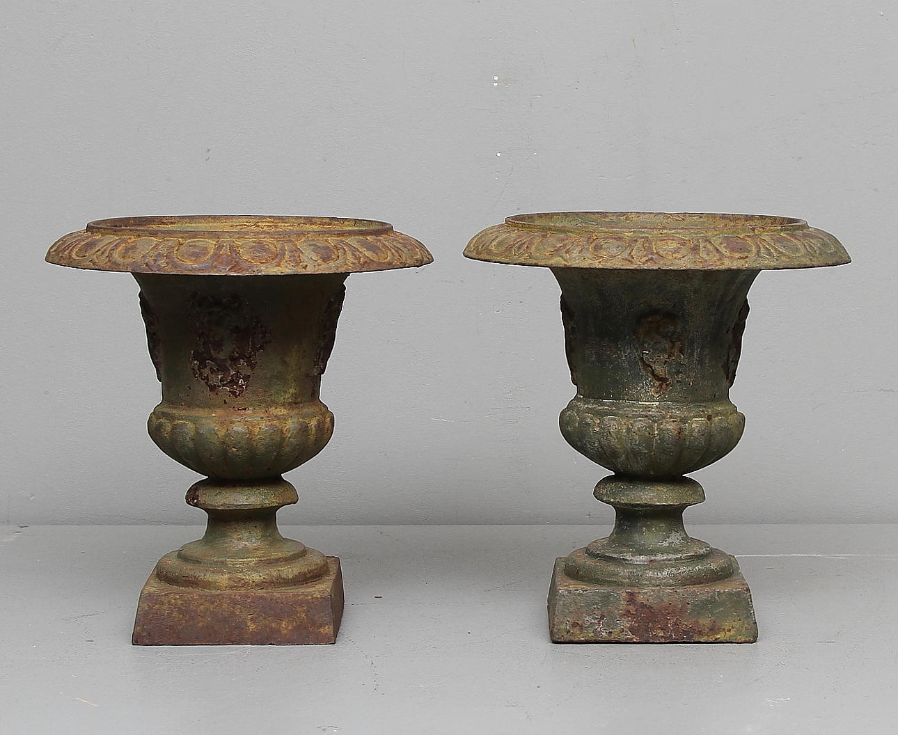 GJUTJÄRNSURNOR, ett par, 1900-tal.