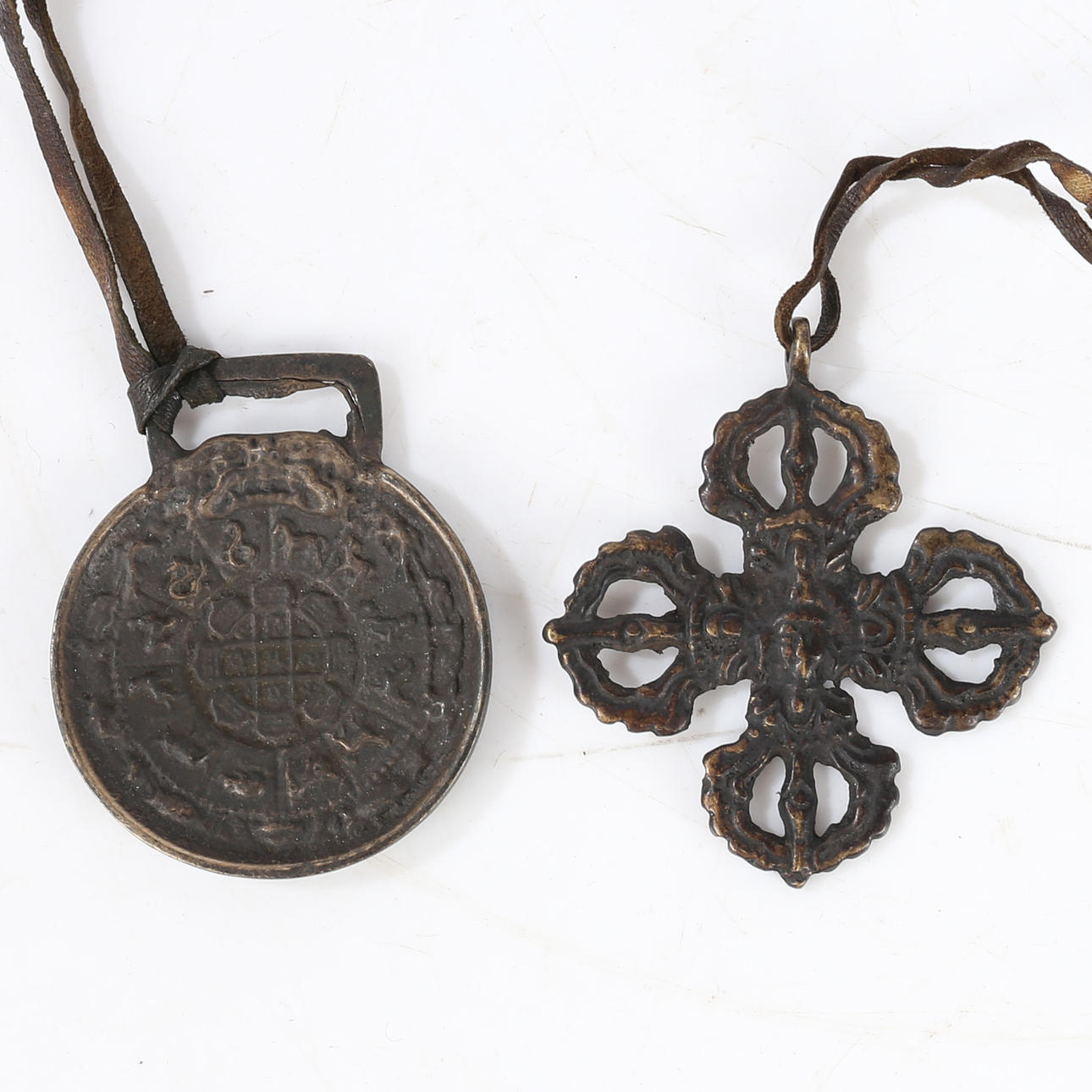 ZWEI TIBETISCHE ANHÄNGER.