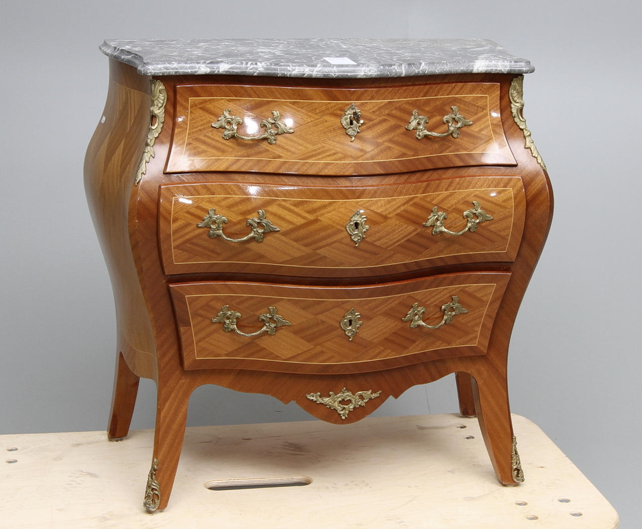 BYRÅ, rokokostil, 1900-tal.