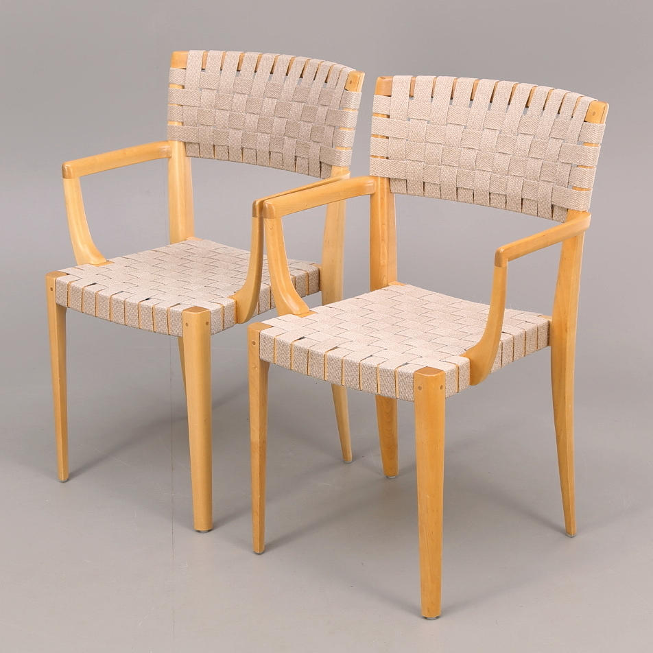 KARMSTOLAR, ett par, bok/sadelgjord Offecct.