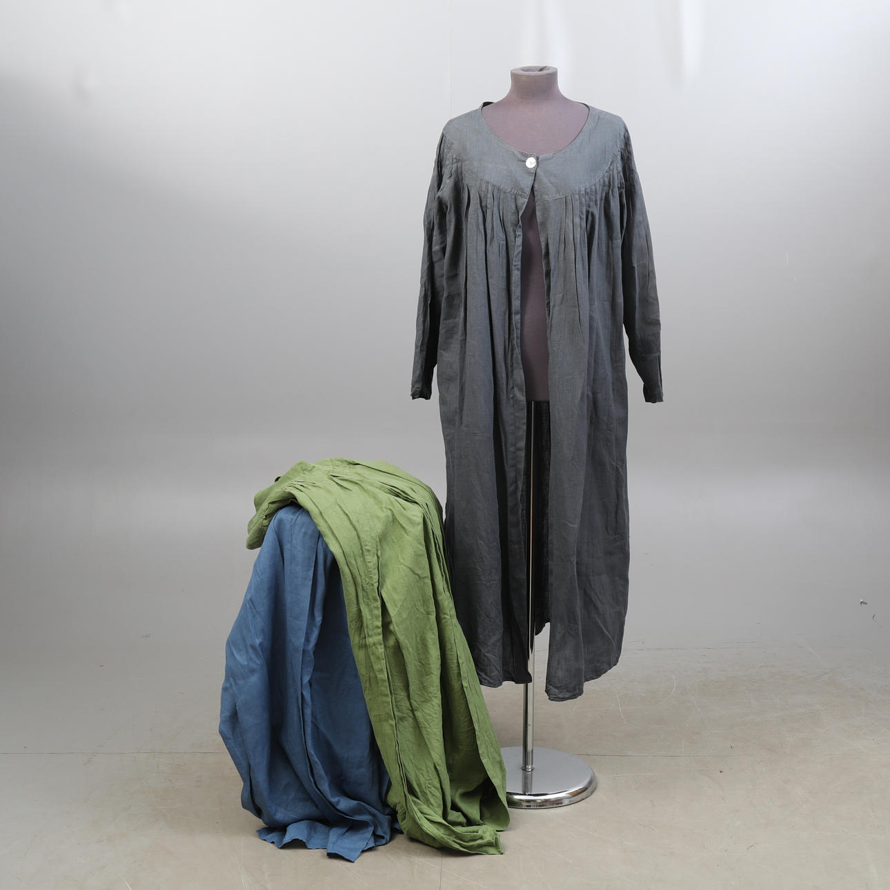 LEINENMÄNTEL, 3 Stück, K & US Stockholm, Größe M.