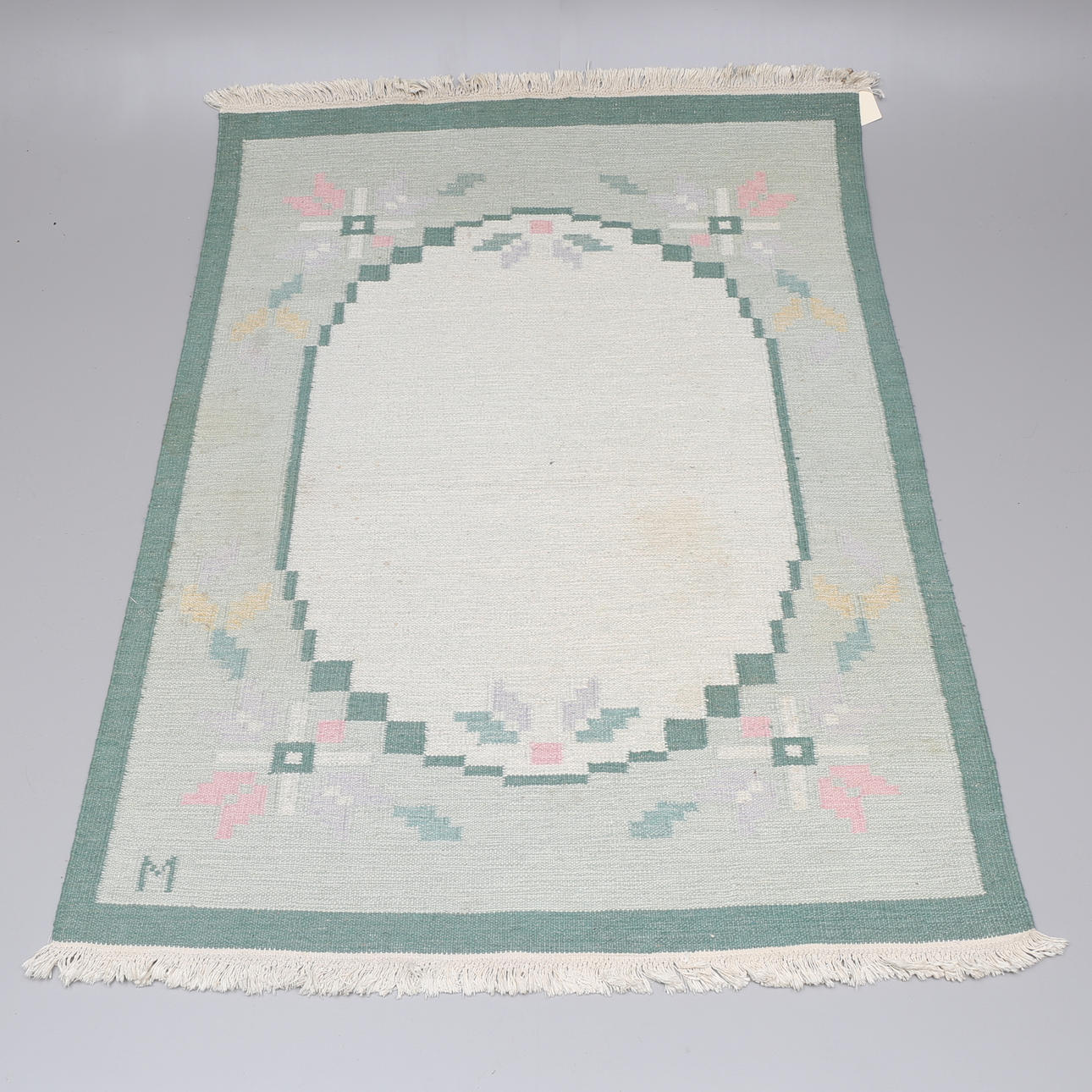 MATTA, röllakan, signerad M, 200 x 149 cm.