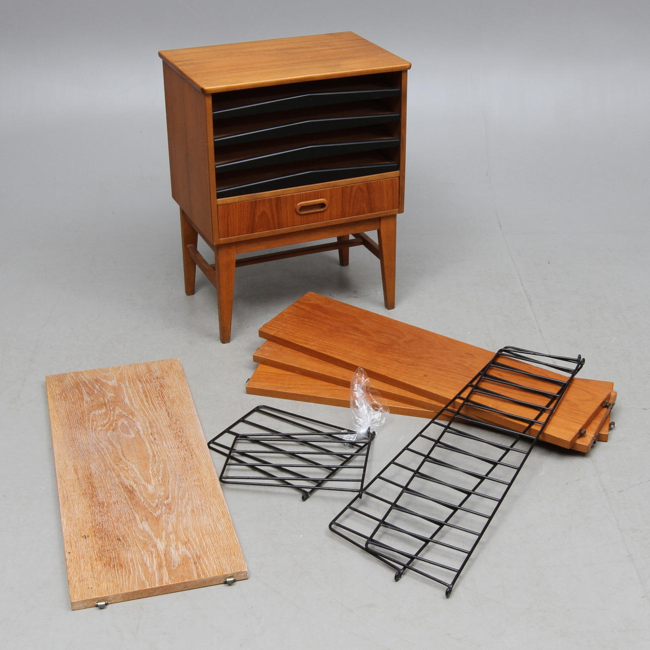 HALLMÖBEL samt VÄGGHYLLOR 2 st, 1900-tal.