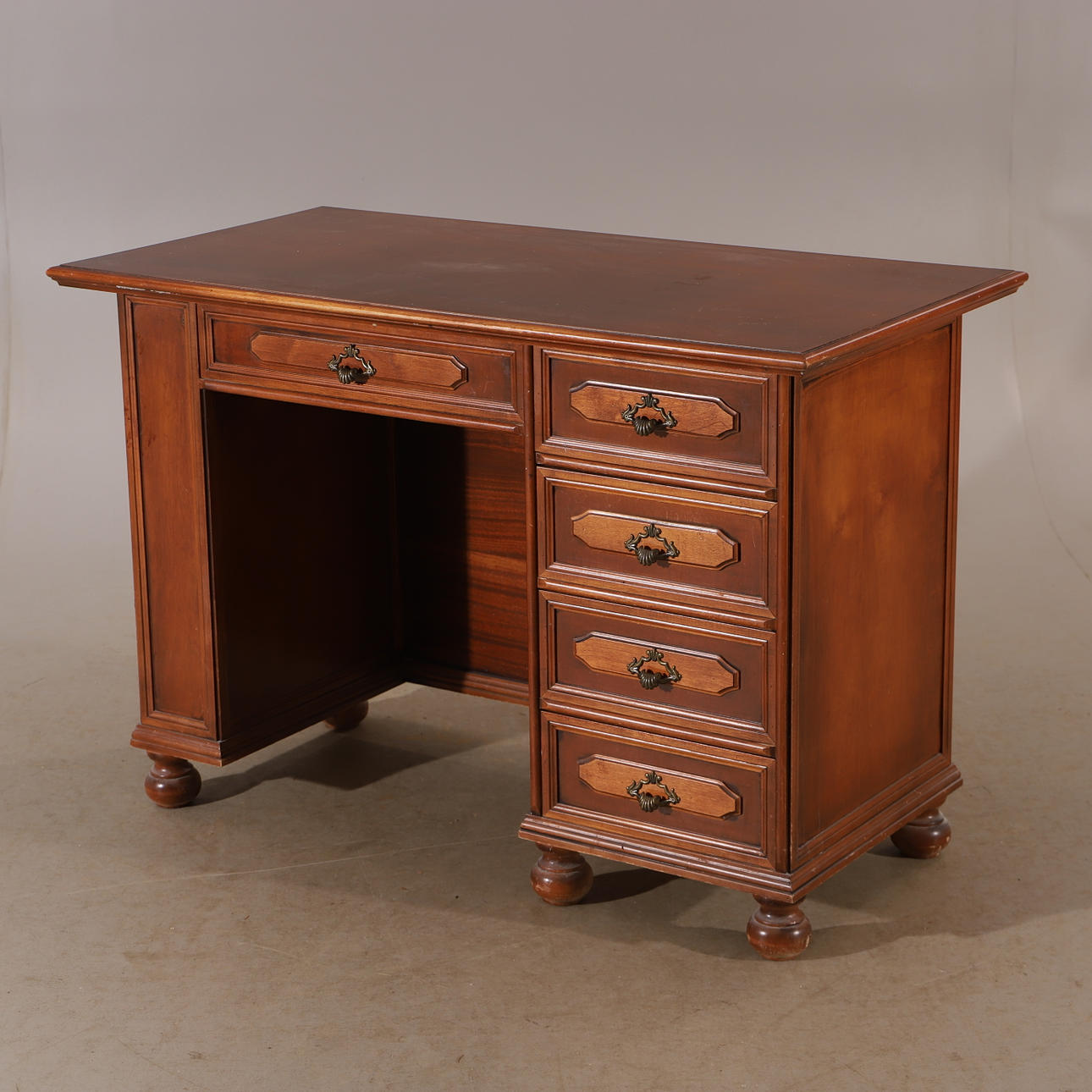 SCHREIBTISCH, Mahagoni, englischer Stil.