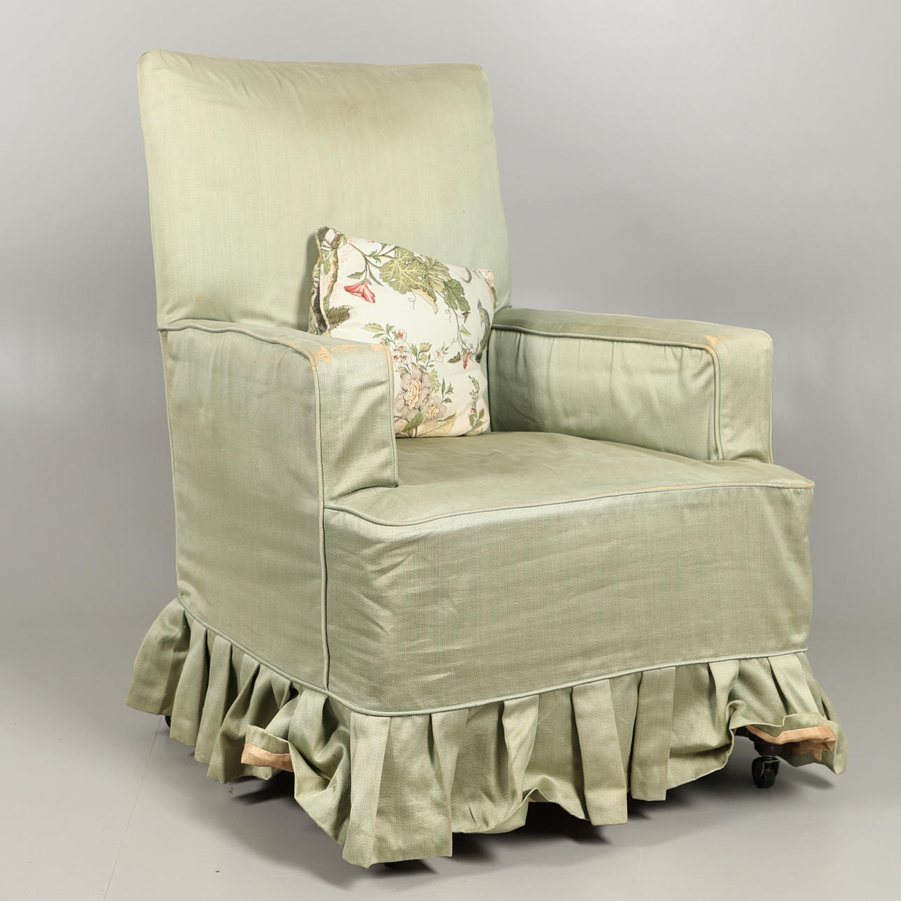 SILLÓN VICTORIANO TAPIZADO EN ROBLE.