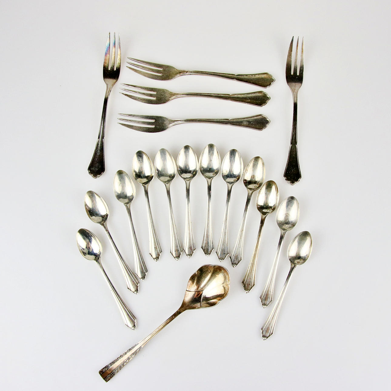 KAFFEELÖFFEL UND KUCHENGABELN, 18 Stück, Silber 800.