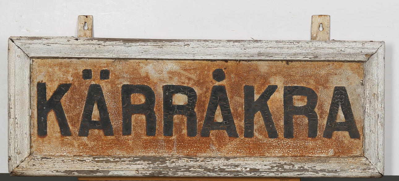 GAMMAL STATIONSSKYLT från Kärråkra, trä.