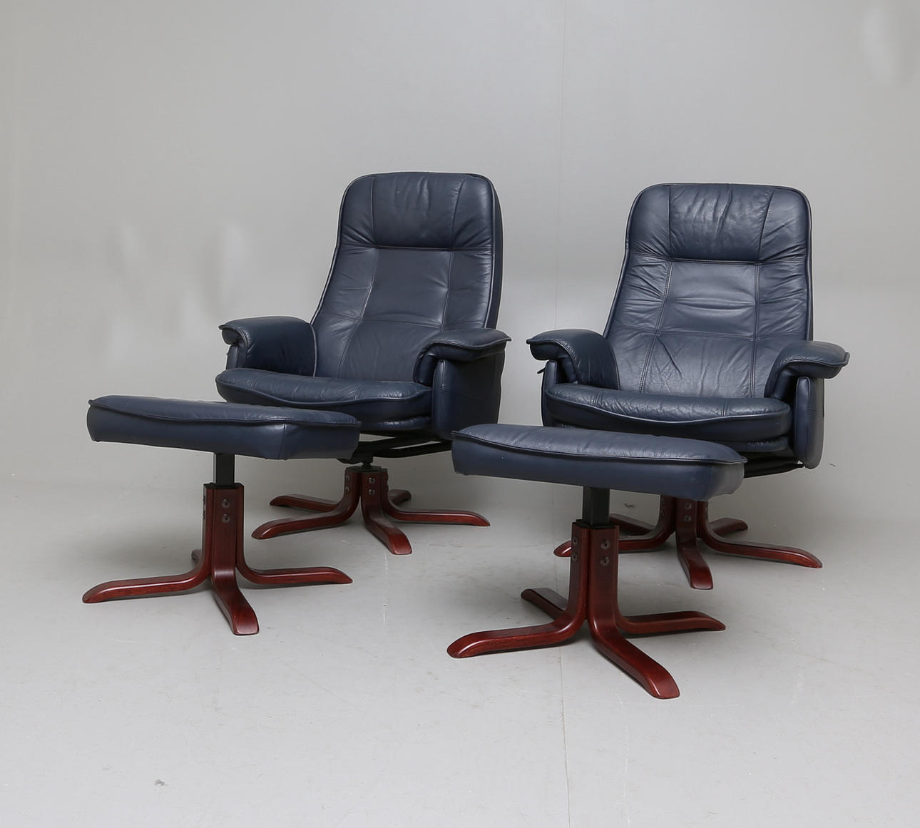 SNURRFÅTÖLJER samt FOTPALLAR, 4 delar, Skinn, 1900-tal.