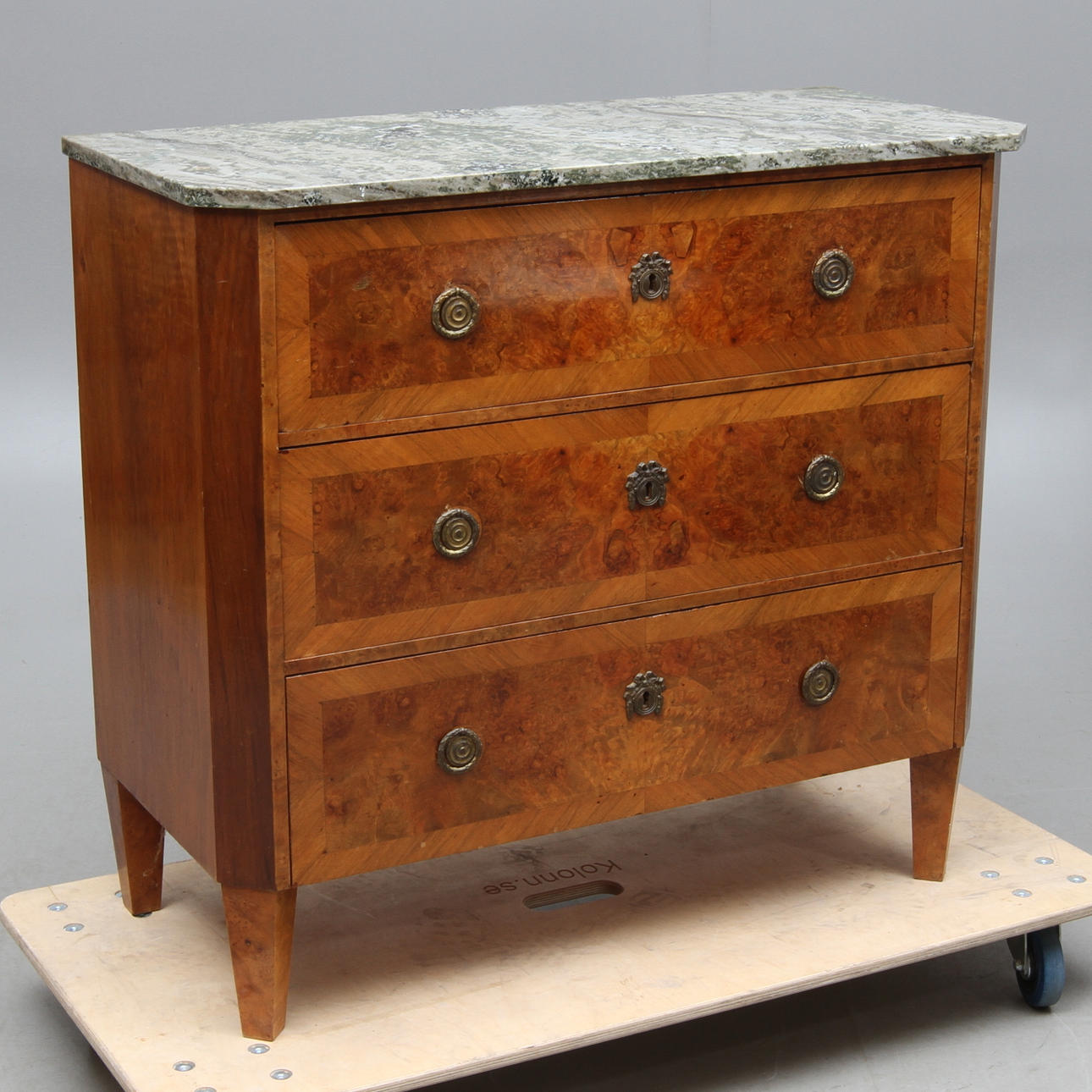 BYRÅ med stenskiva, gustaviansk stil, omkring sekelskiftet 1900.