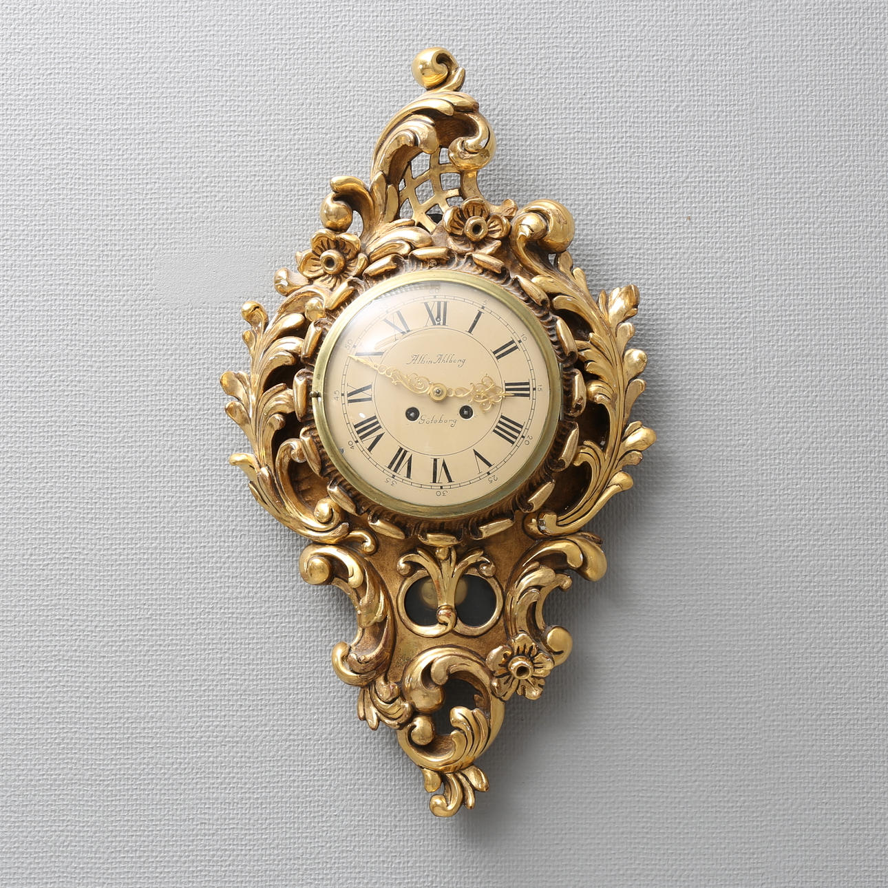 VÄGGPENDYL, rokokostil, urtavlan märkt Albin Ahlberg Göteborg.