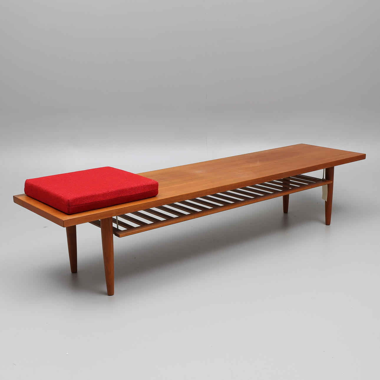 TV-BÄNK, Nils Jonsson, Modell Domi 27, Troeds, 1960-tal.