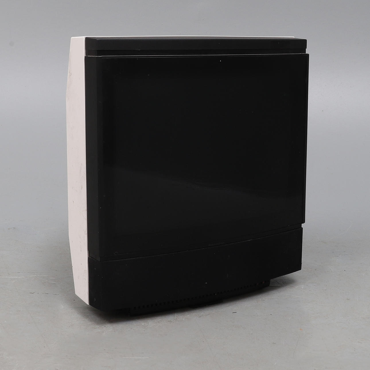 UN TELEVISOR BANG & OLUFSEN MX 4002 CON TELETEXTO IMP.