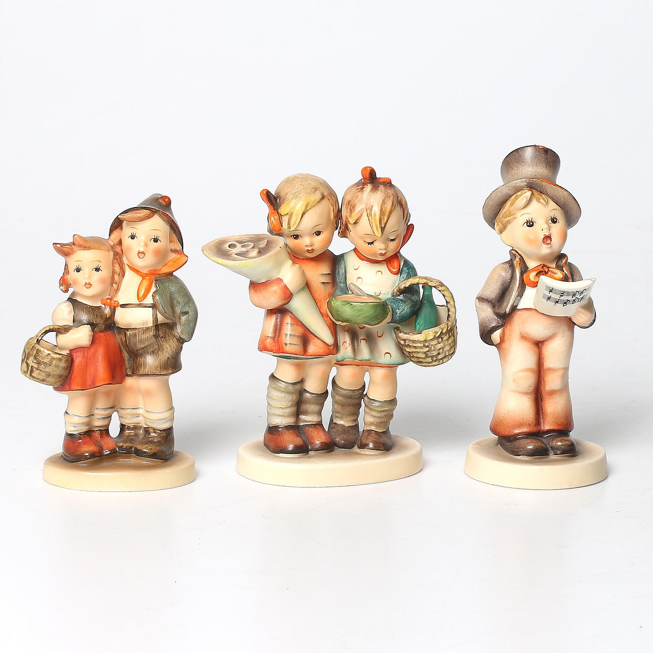 MARIA INNOCENTIA HUMMEL. Figuriner, 3 st, keramik, "Street Singer", "Going to Grandma´s" och "Surprise!", Goebel, Tyskland. 1900-tal.