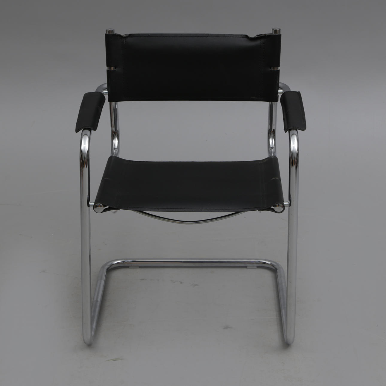 Stuhl, Bauhaus, schwarz, markiert.