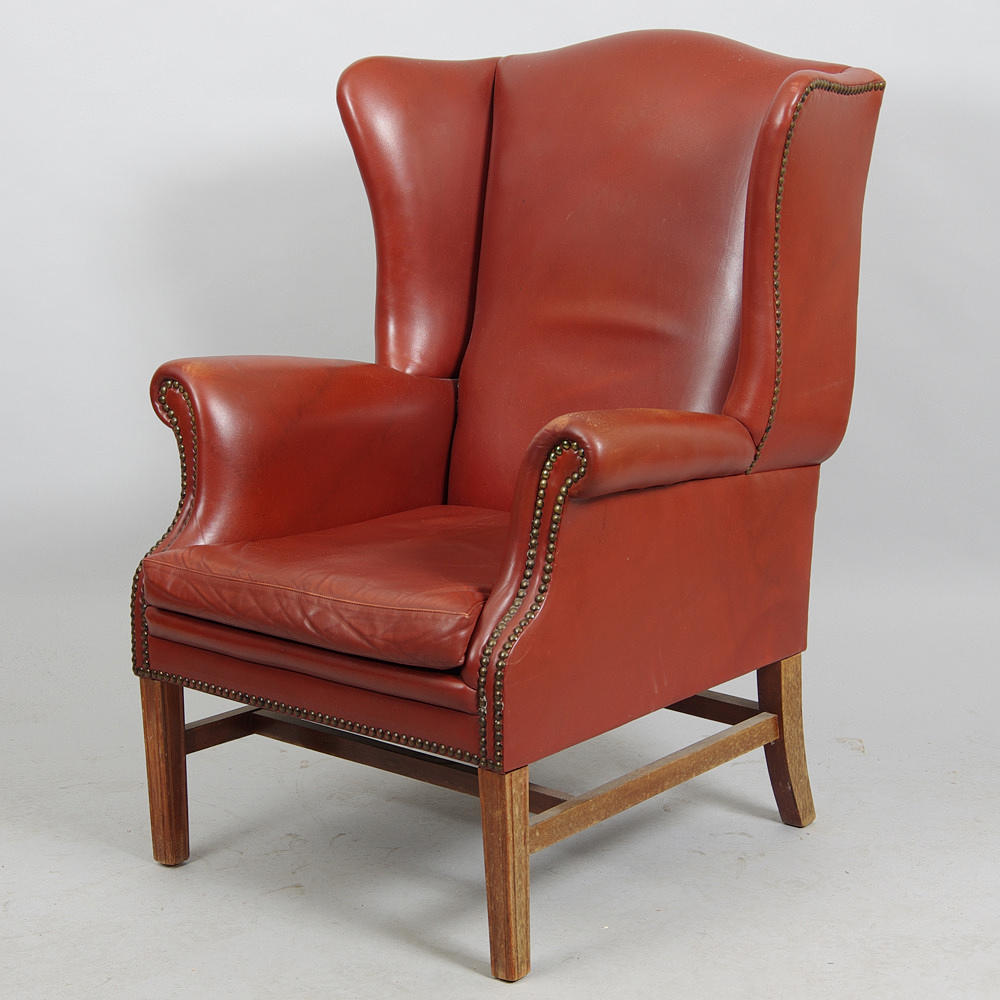 ÖRONLAPPSFÅTÖLJ, rött skinn.