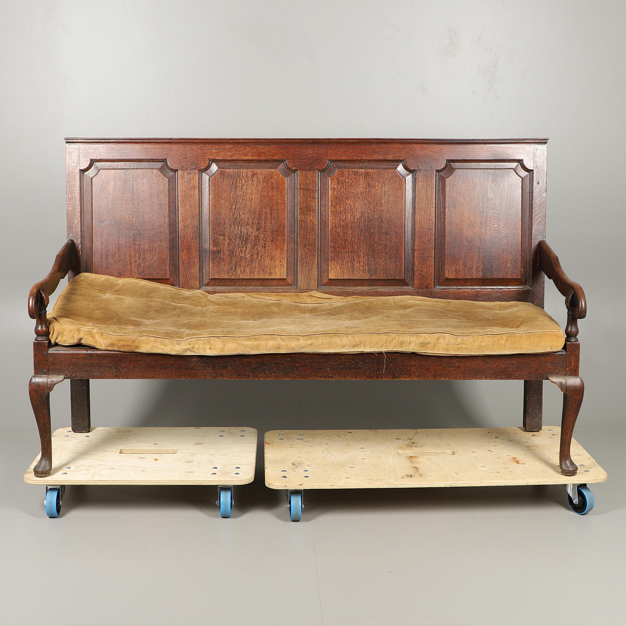 UN PANEL DE ROBLE GEORGE III EN LA PARTE TRASERA.