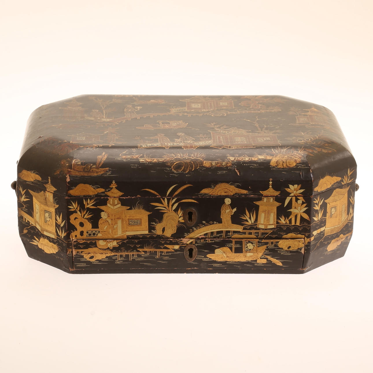 An oriental lacquer box, early 20th century.