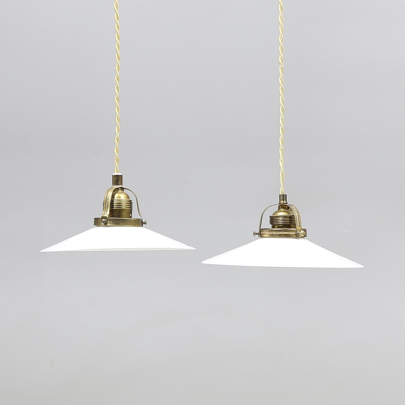 SKOMAKARLAMPOR, ett par, diameter ca. 22 cm.