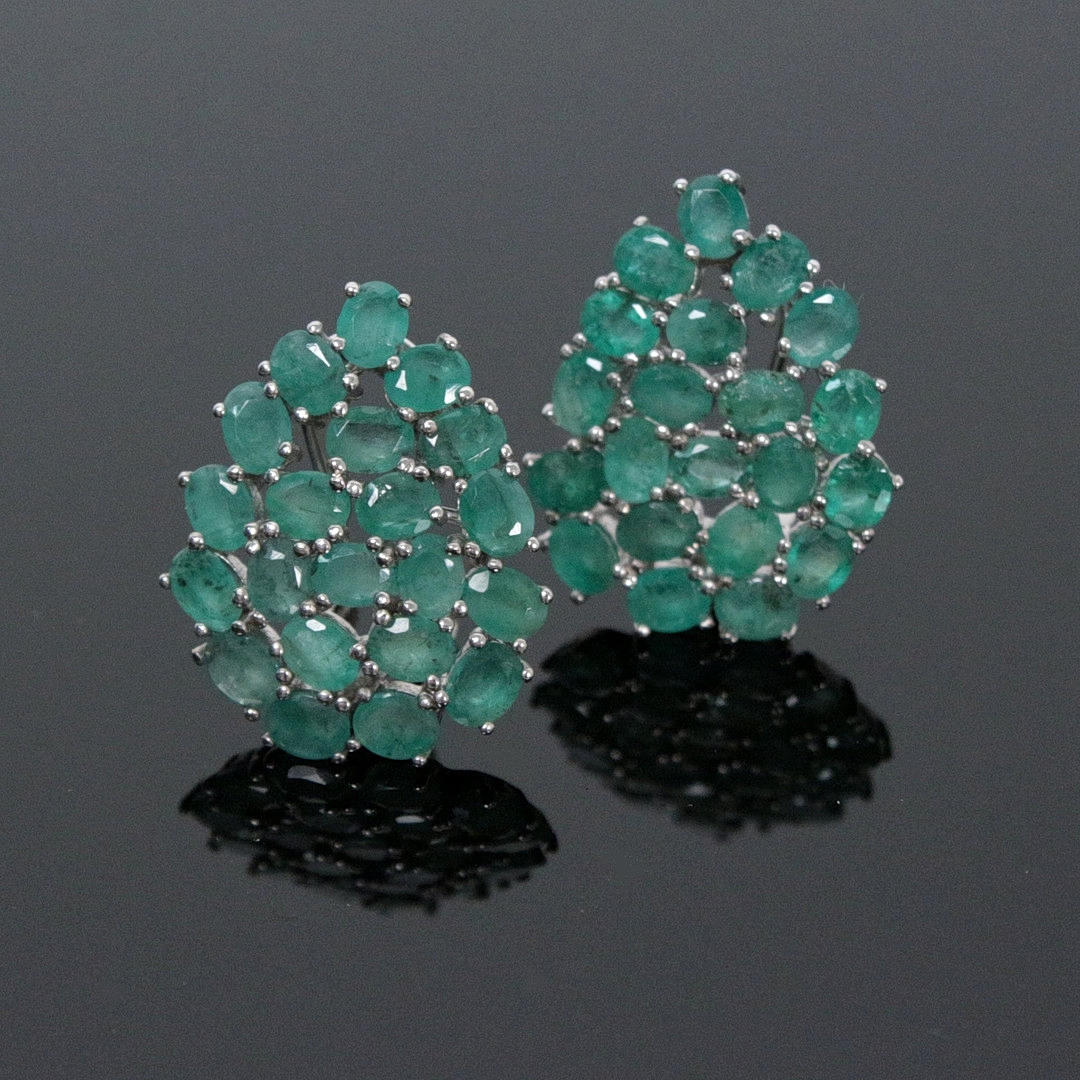 Ørestikker med smaragd, 925 sølv.