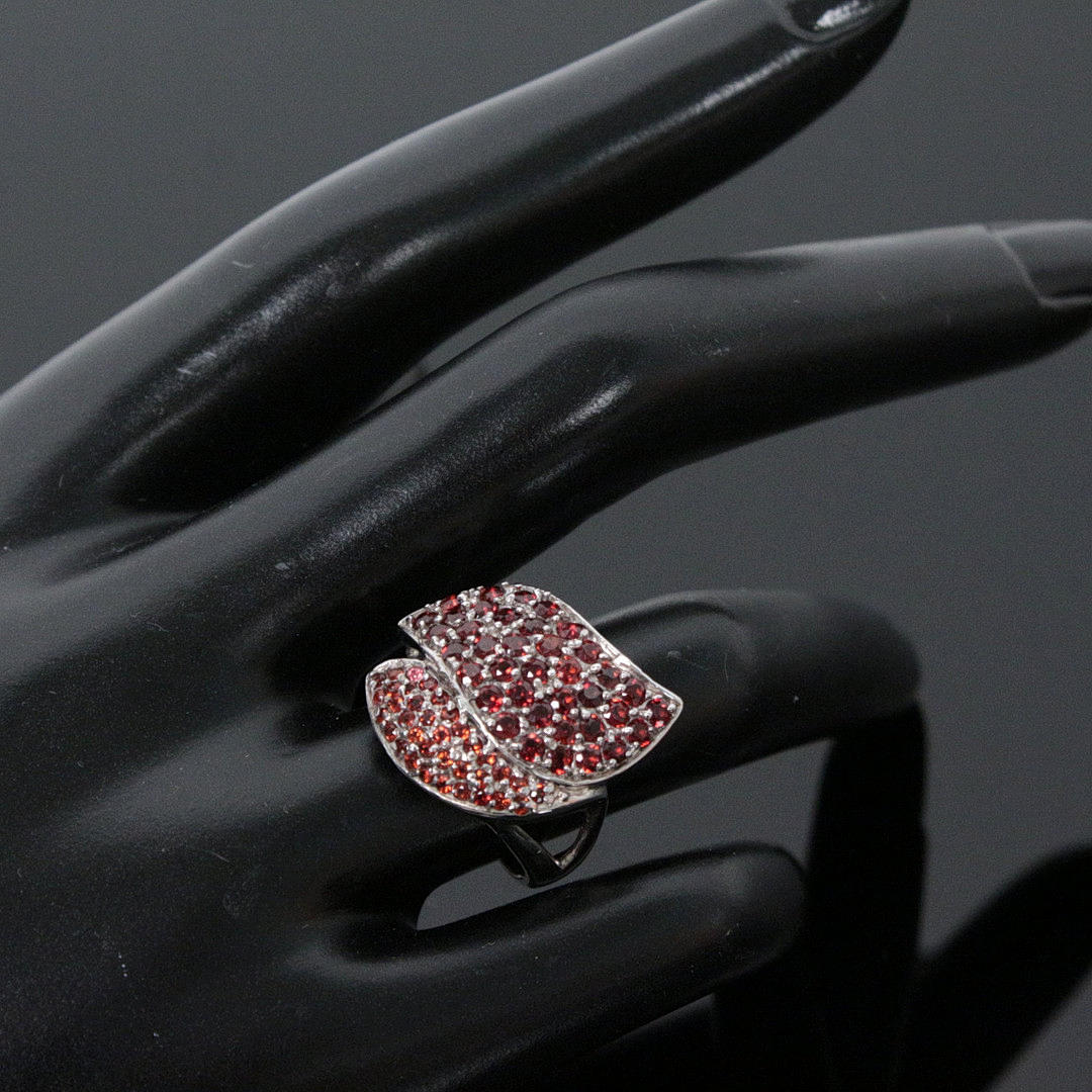 Anillo de granada natural de plata 925.