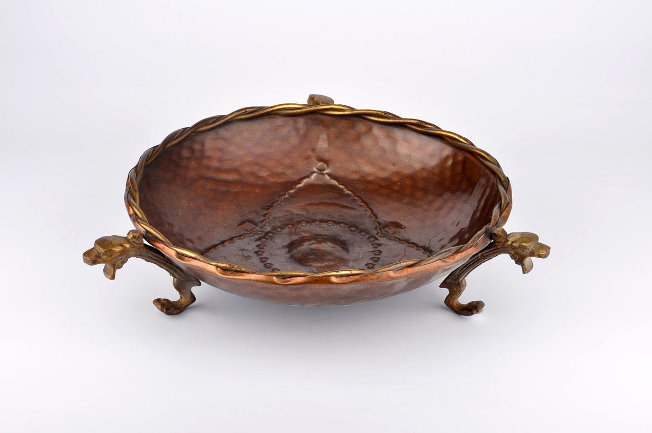 3-FÜSSIGE SCHALE. Handtag & fötter drake form. Koppar & brons, handdriven.