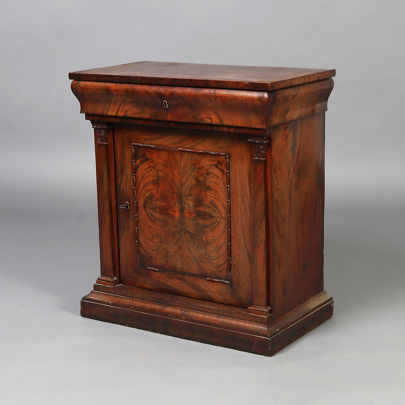 COMMODE.