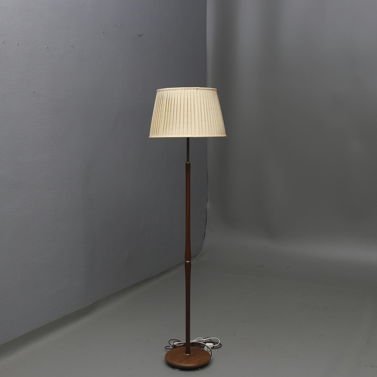 GOLVLAMPA, teak och mässing, 1900-talets andra hälft.