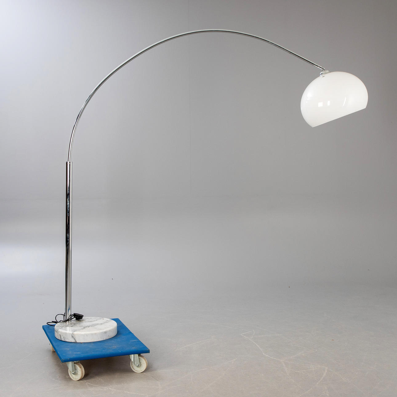 Båglampa. Krom & marmor Modern design.