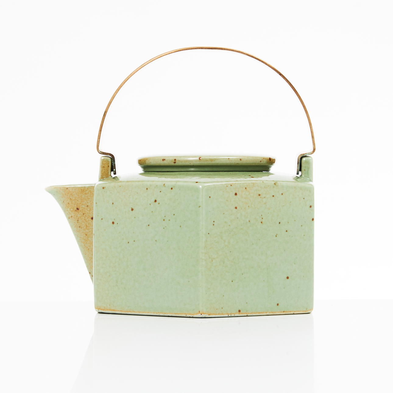 SIGNE PERSSON-MELIN. Una tetera «de seis caras», Rörstrand, gres, años 80, celadón esmaltado, mango de cobre, firmada y numerada Rörstrand Signe Persson-Melin 222.
