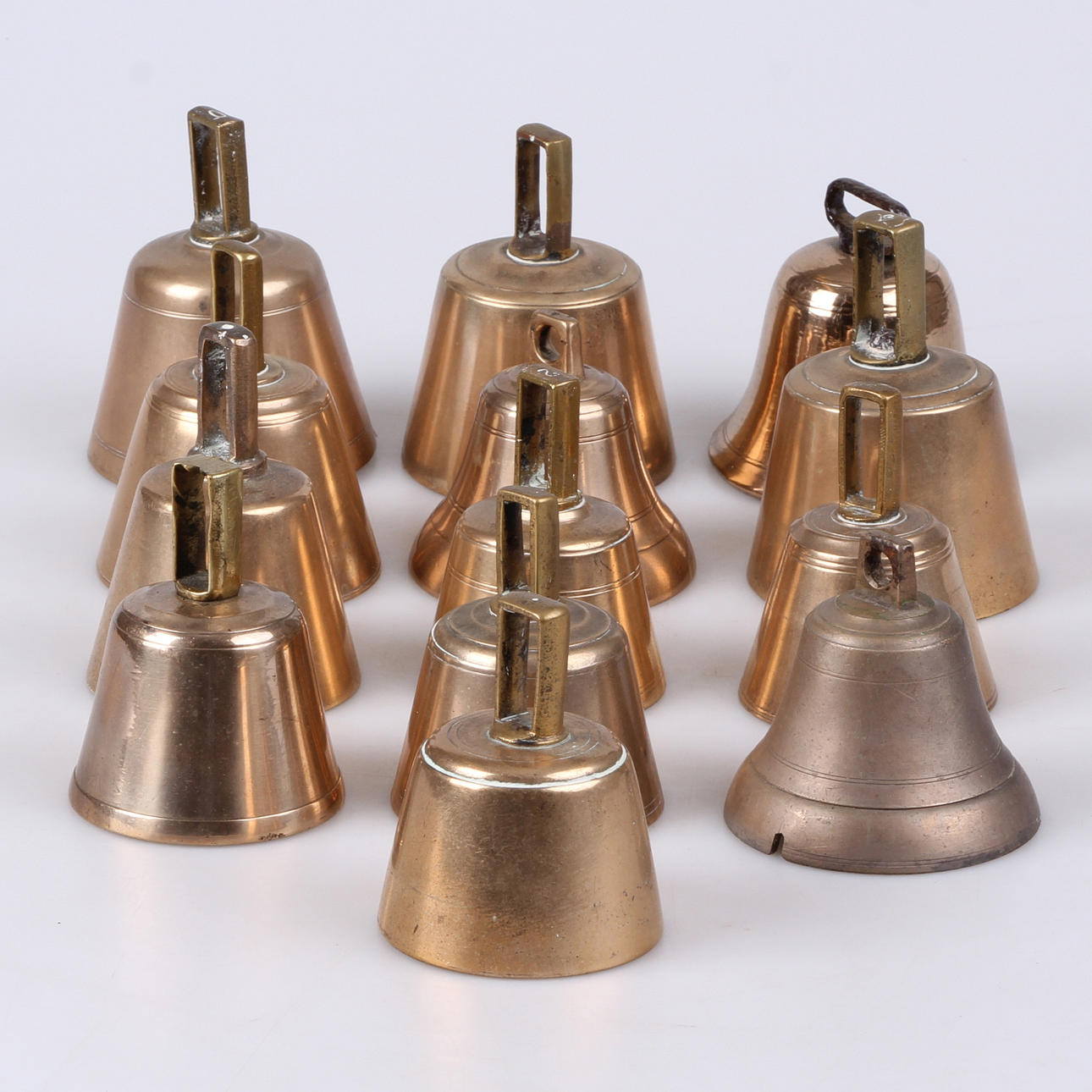 KLOCKOR, 13 st. Mässing/malm, 1900-tal.